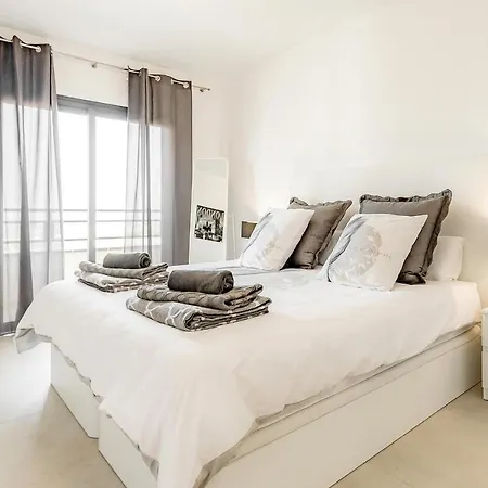 Sea View Apartment *
